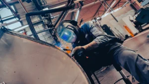 Schweißfacharbeiter bei der arbeit