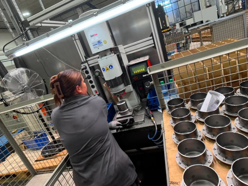 mitarbeiterin in der produktion